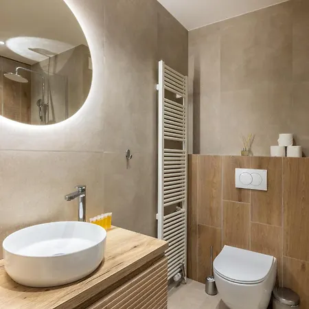 Boho Renovated Close To National Theather Daire *